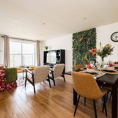 Wild Roses Service Apartments - East India Londen Buitenkant foto