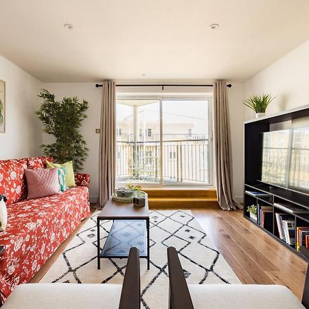 Wild Roses Service Apartments - East India Londen Buitenkant foto