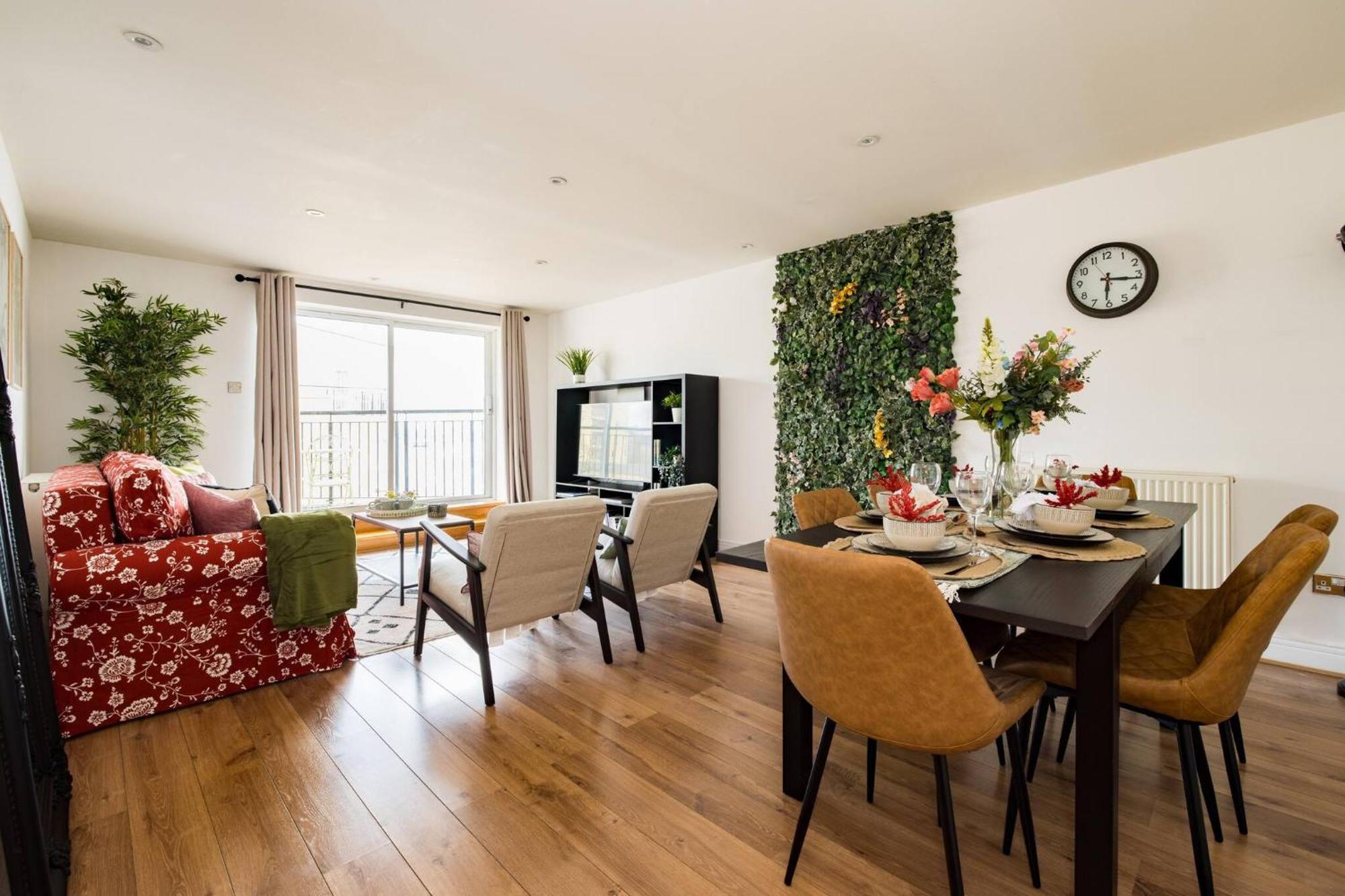 Wild Roses Service Apartments - East India Londen Buitenkant foto