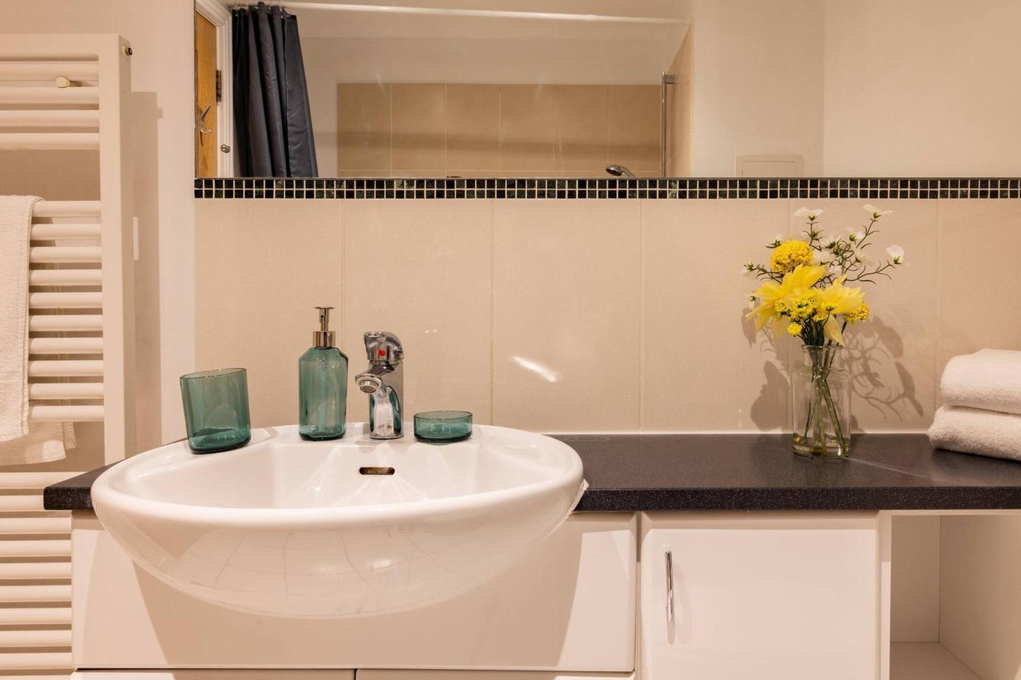 Wild Roses Service Apartments - East India Londen Buitenkant foto