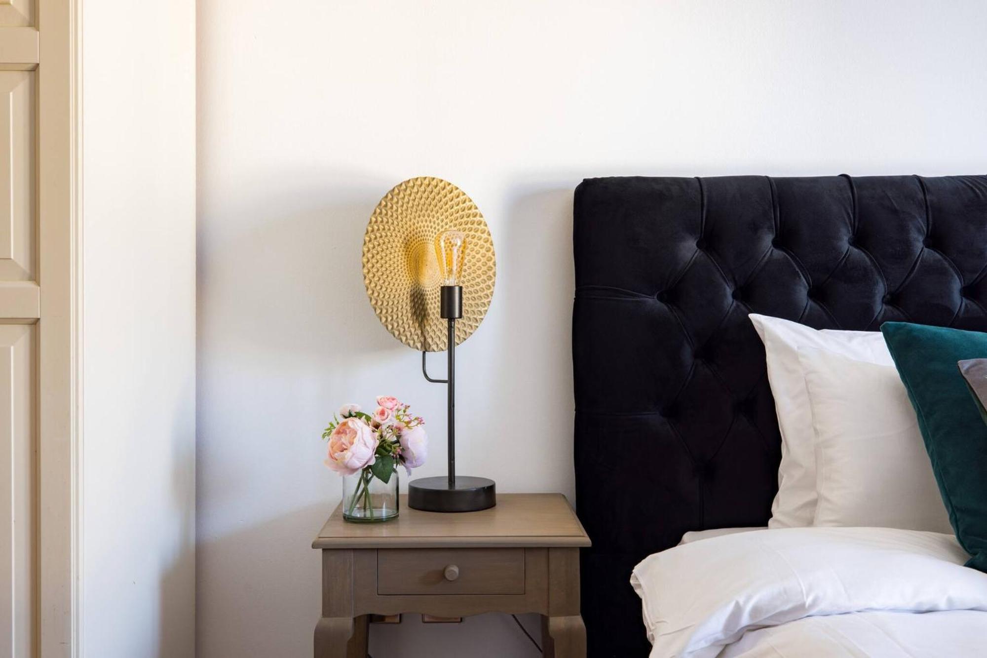 Wild Roses Service Apartments - East India Londen Buitenkant foto