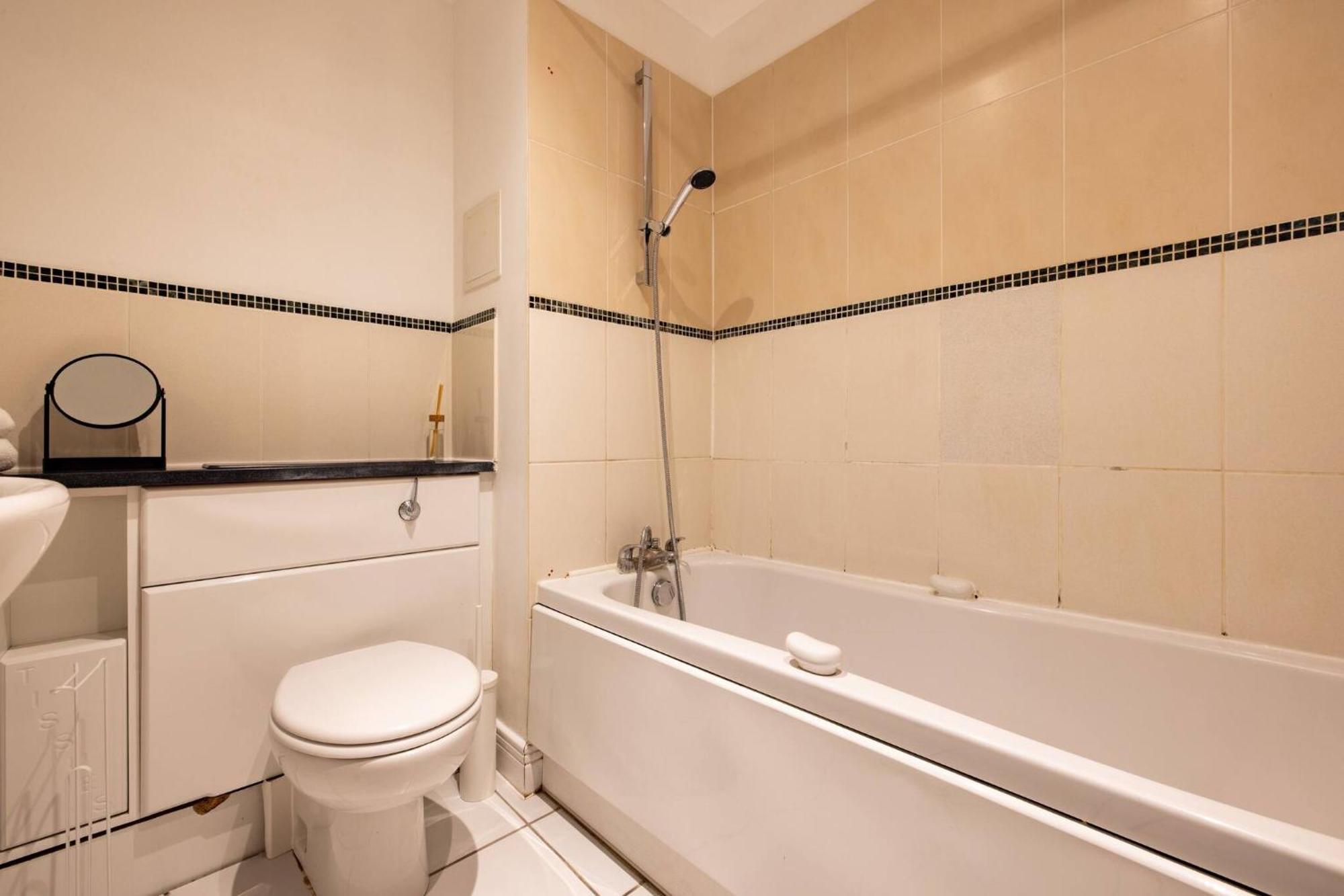 Wild Roses Service Apartments - East India Londen Buitenkant foto