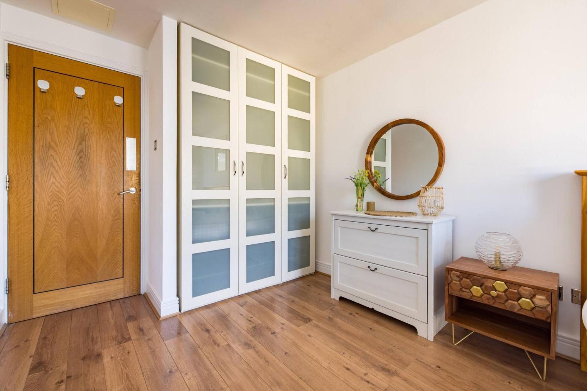 Wild Roses Service Apartments - East India Londen Buitenkant foto