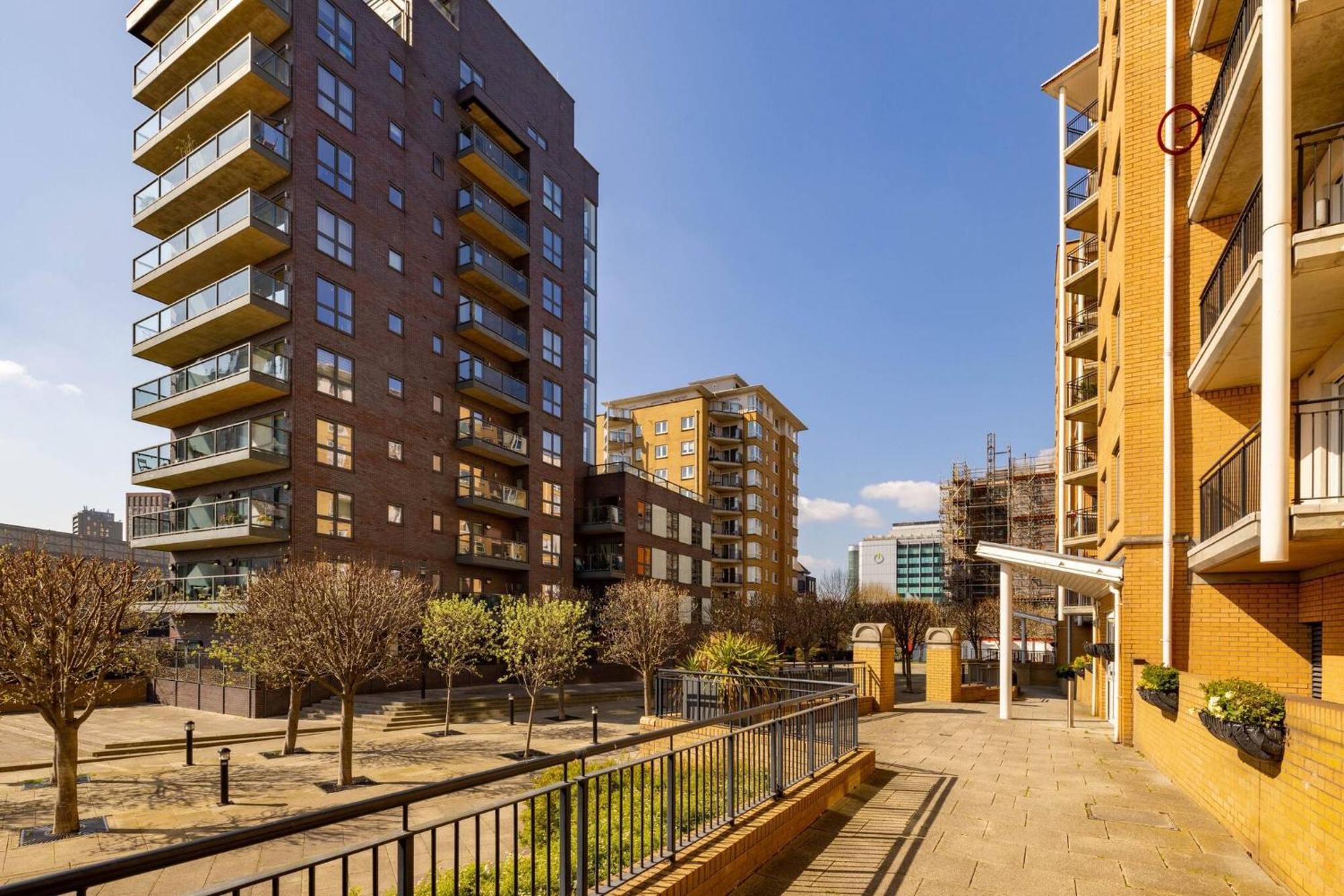 Wild Roses Service Apartments - East India Londen Buitenkant foto