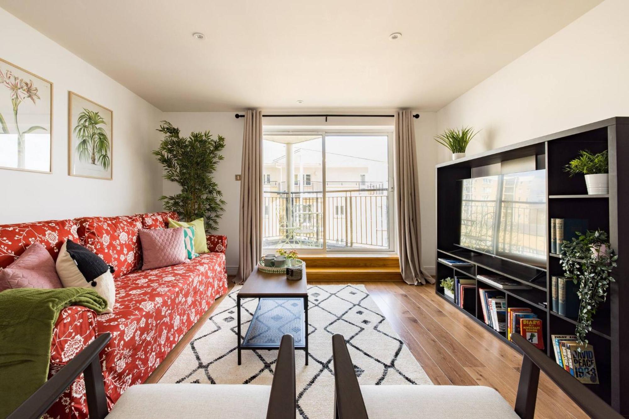 Wild Roses Service Apartments - East India Londen Buitenkant foto