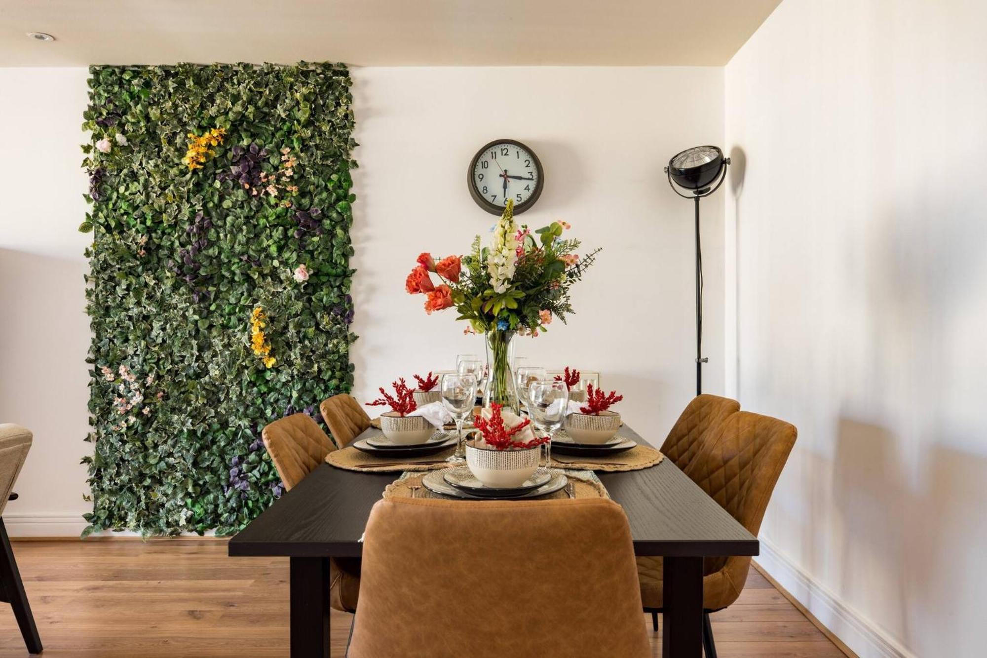 Wild Roses Service Apartments - East India Londen Buitenkant foto
