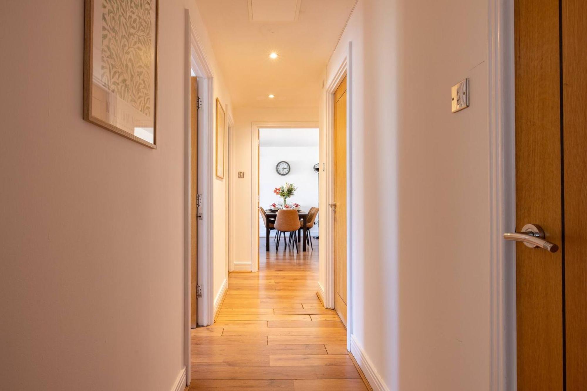 Wild Roses Service Apartments - East India Londen Buitenkant foto