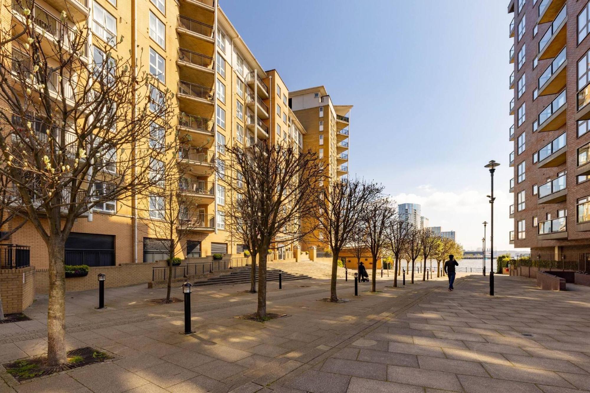 Wild Roses Service Apartments - East India Londen Buitenkant foto