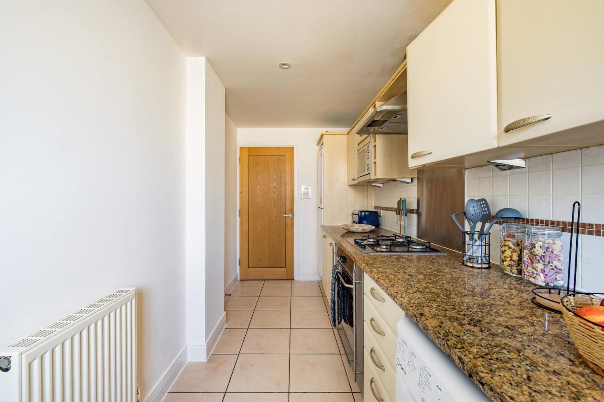 Wild Roses Service Apartments - East India Londen Buitenkant foto