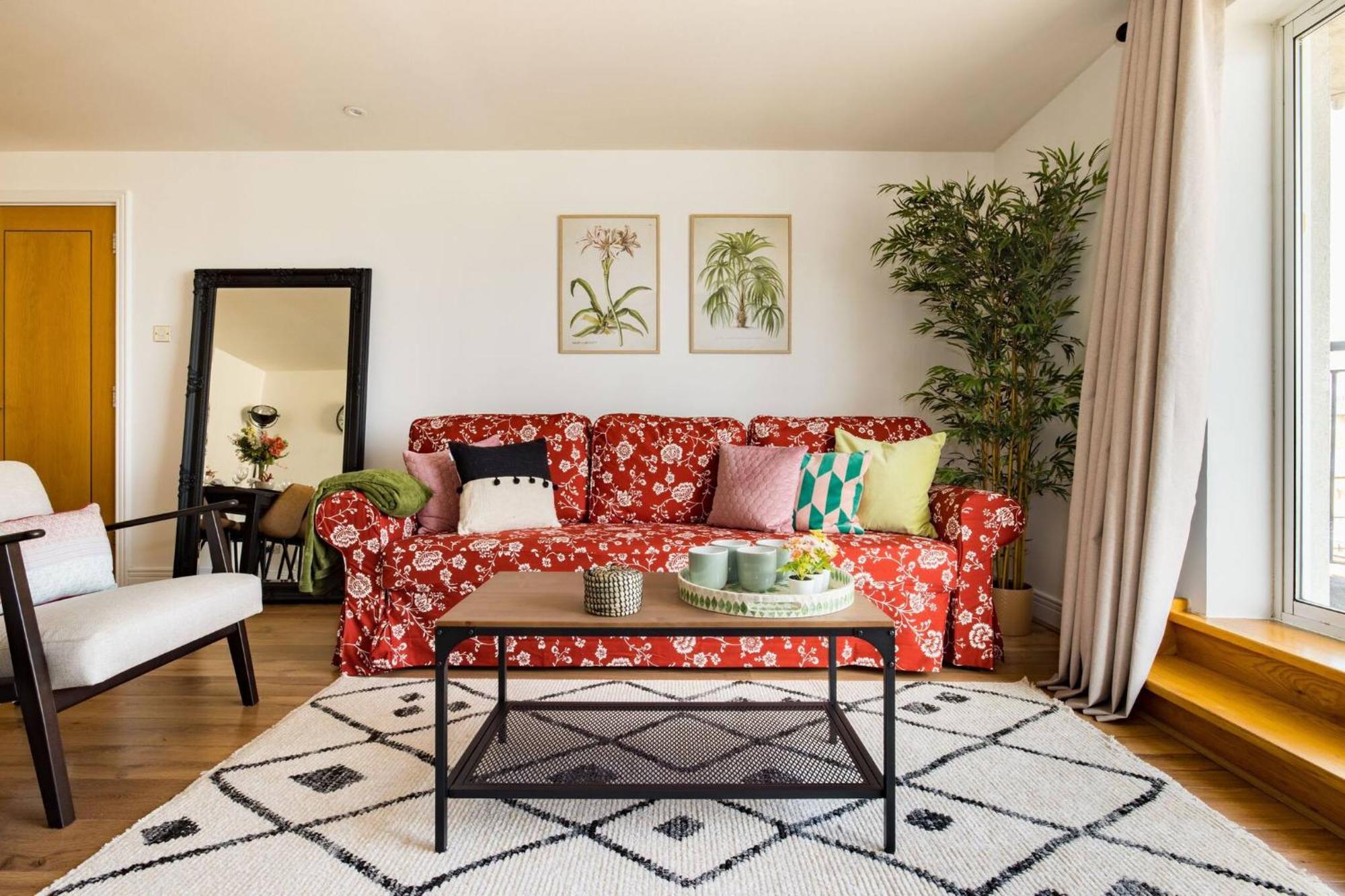 Wild Roses Service Apartments - East India Londen Buitenkant foto