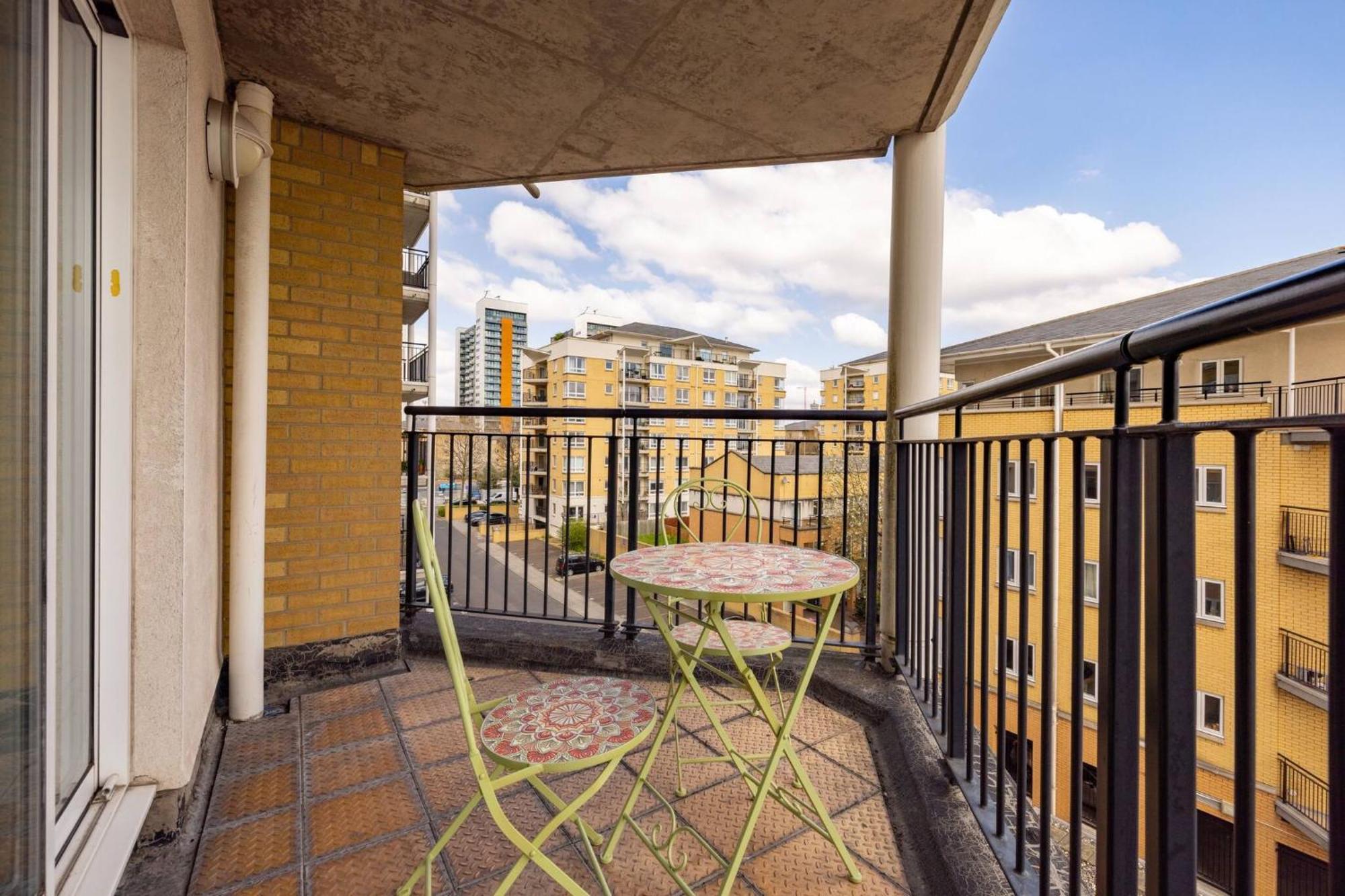 Wild Roses Service Apartments - East India Londen Buitenkant foto