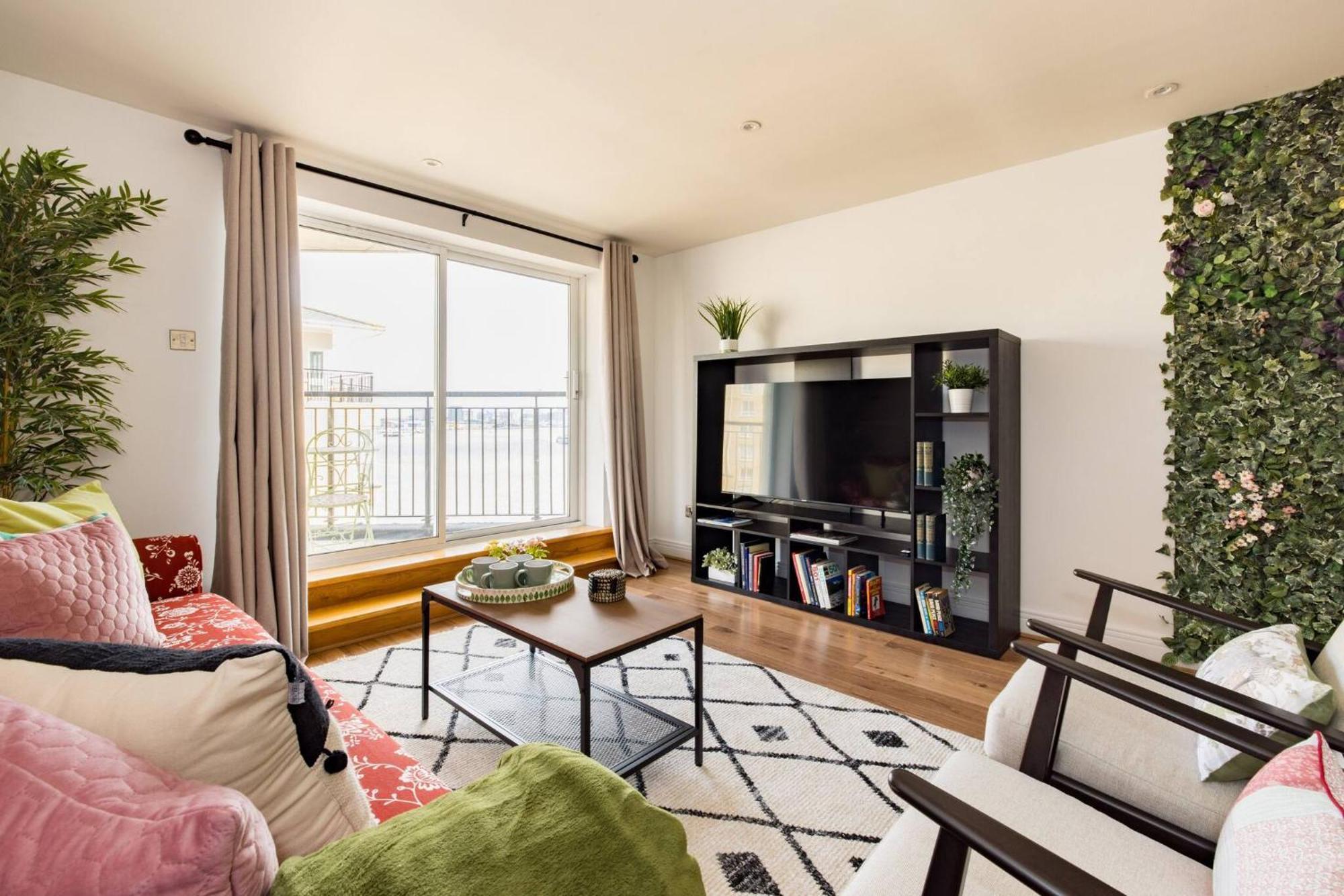 Wild Roses Service Apartments - East India Londen Buitenkant foto