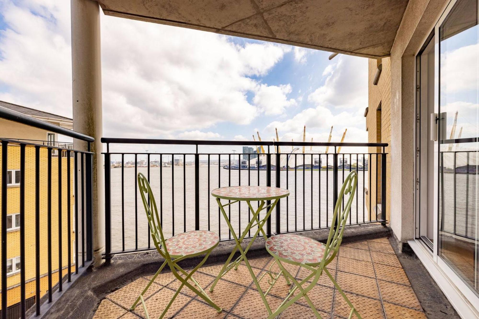 Wild Roses Service Apartments - East India Londen Buitenkant foto