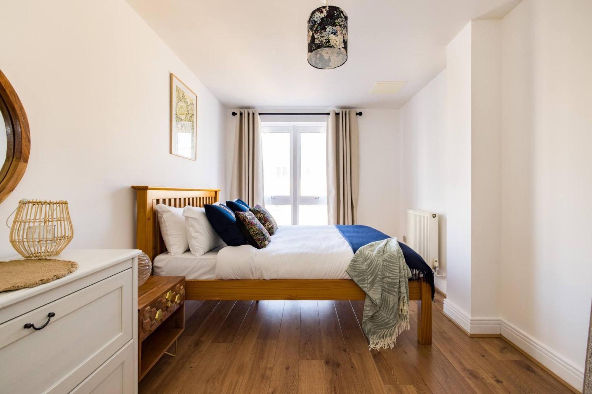 Wild Roses Service Apartments - East India Londen Buitenkant foto