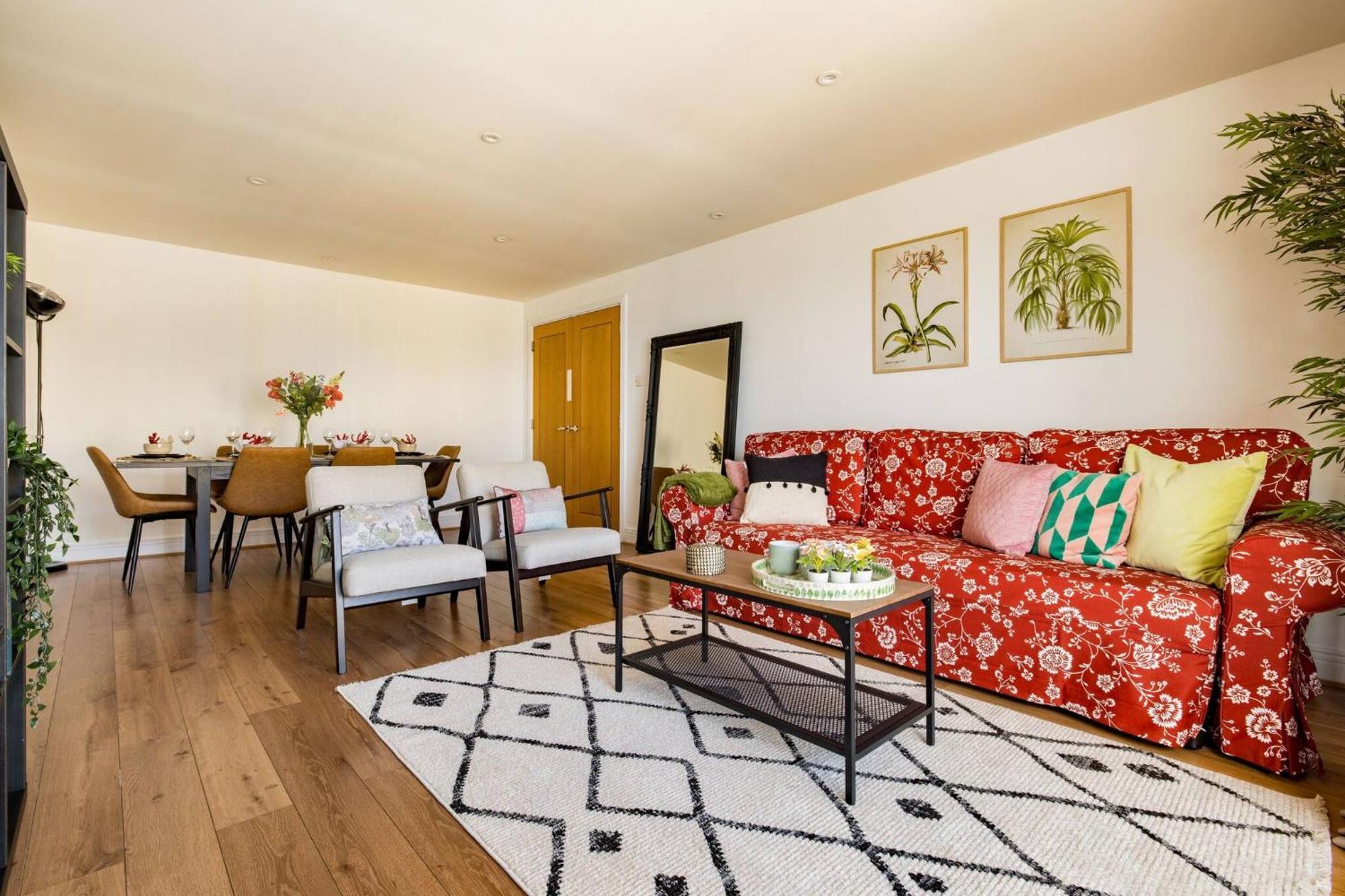 Wild Roses Service Apartments - East India Londen Buitenkant foto